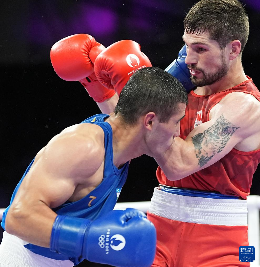 拳击比赛中选手勇敢拼搏争夺胜利 拳击比赛中选手勇敢拼搏争夺胜利