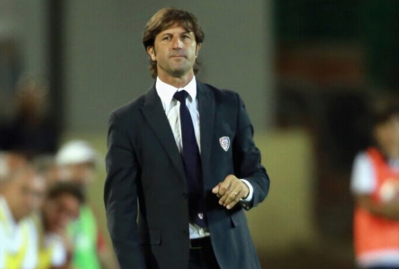 关于卡利亚里主帅寻找解决防守问题之策的信息