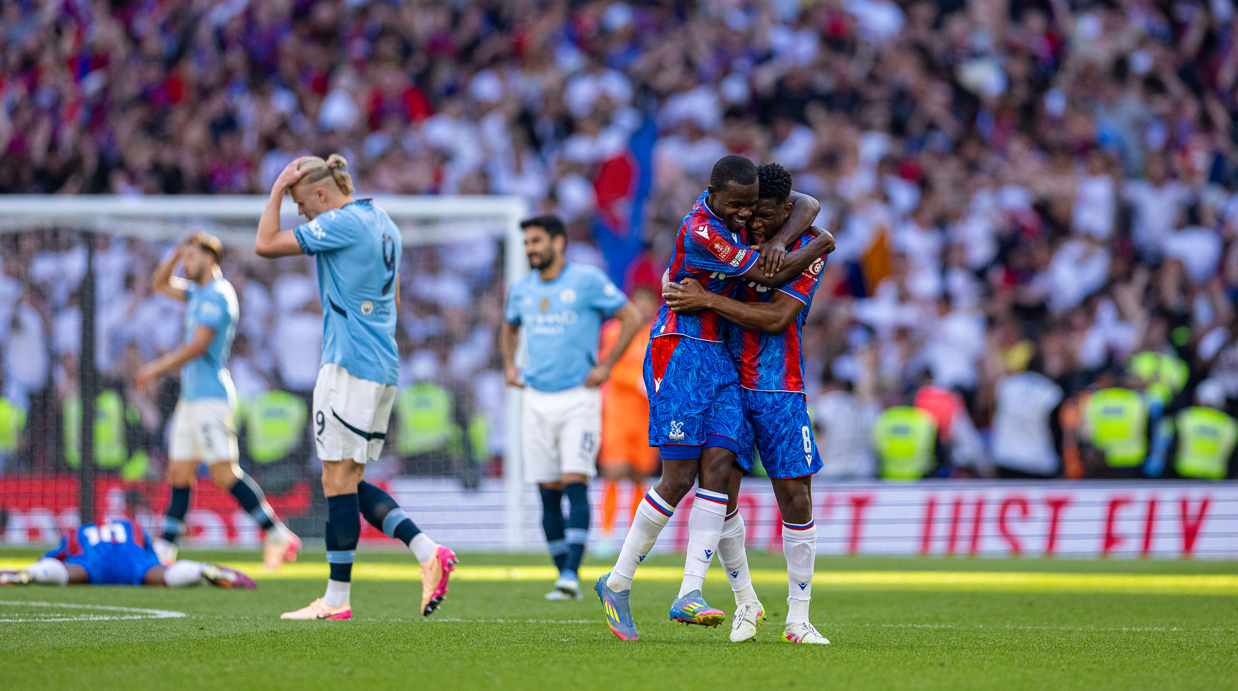 星空体育官方登录入口-球队取得决定性胜利，领跑比赛