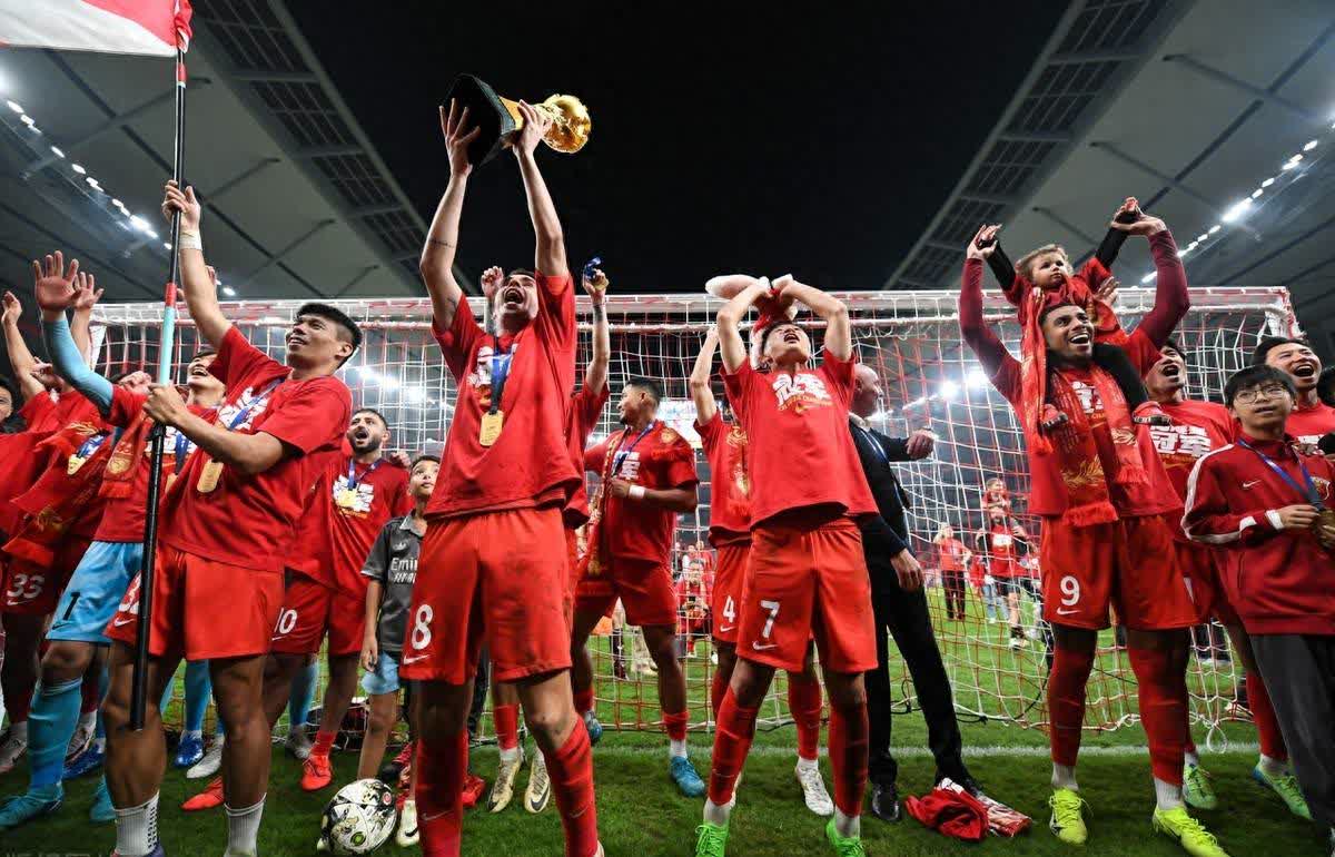 球队取得决定性胜利,领跑比赛 球队取得决定性胜利,领跑比赛