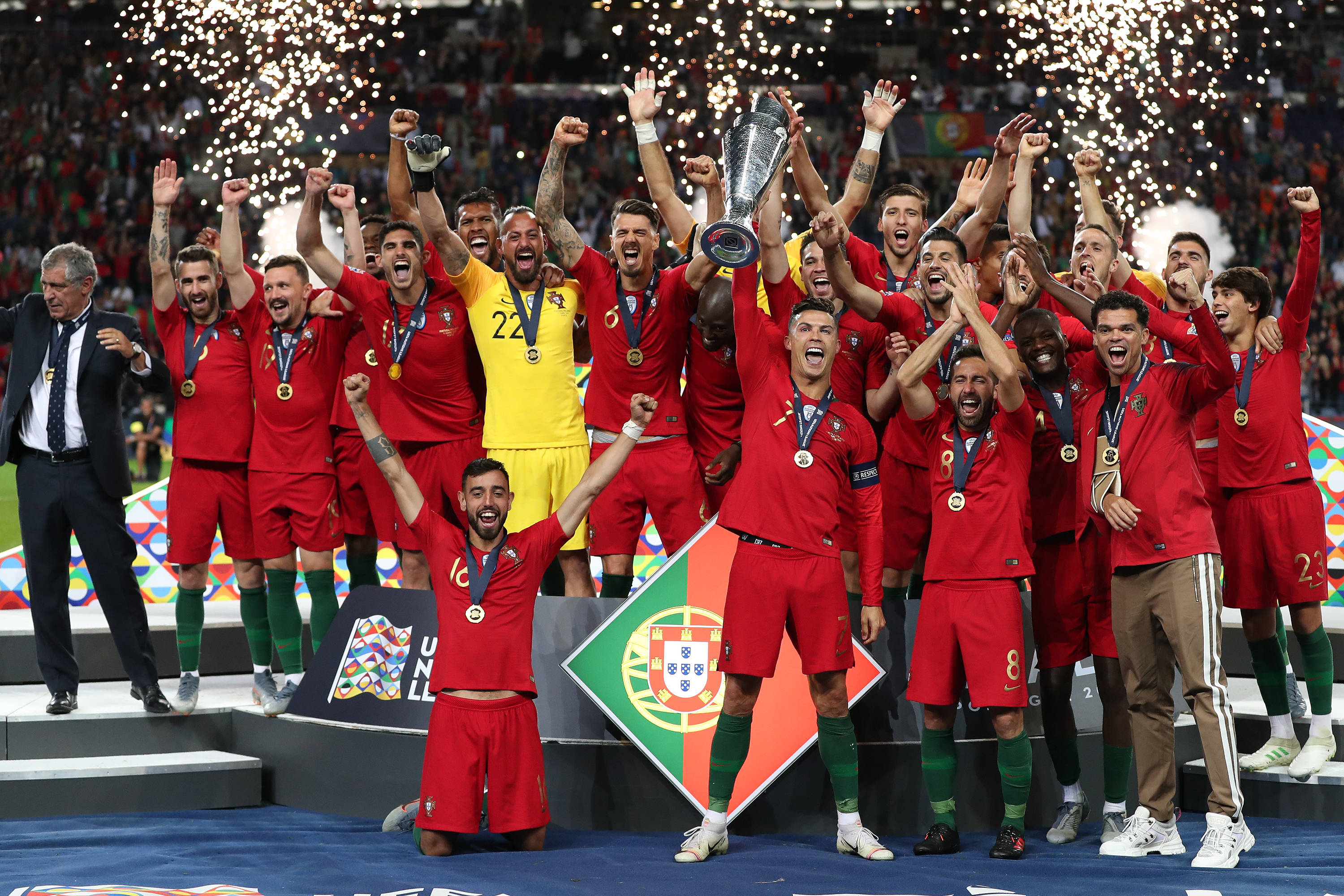 包含强强碰撞，哪支球队更胜一筹？的词条