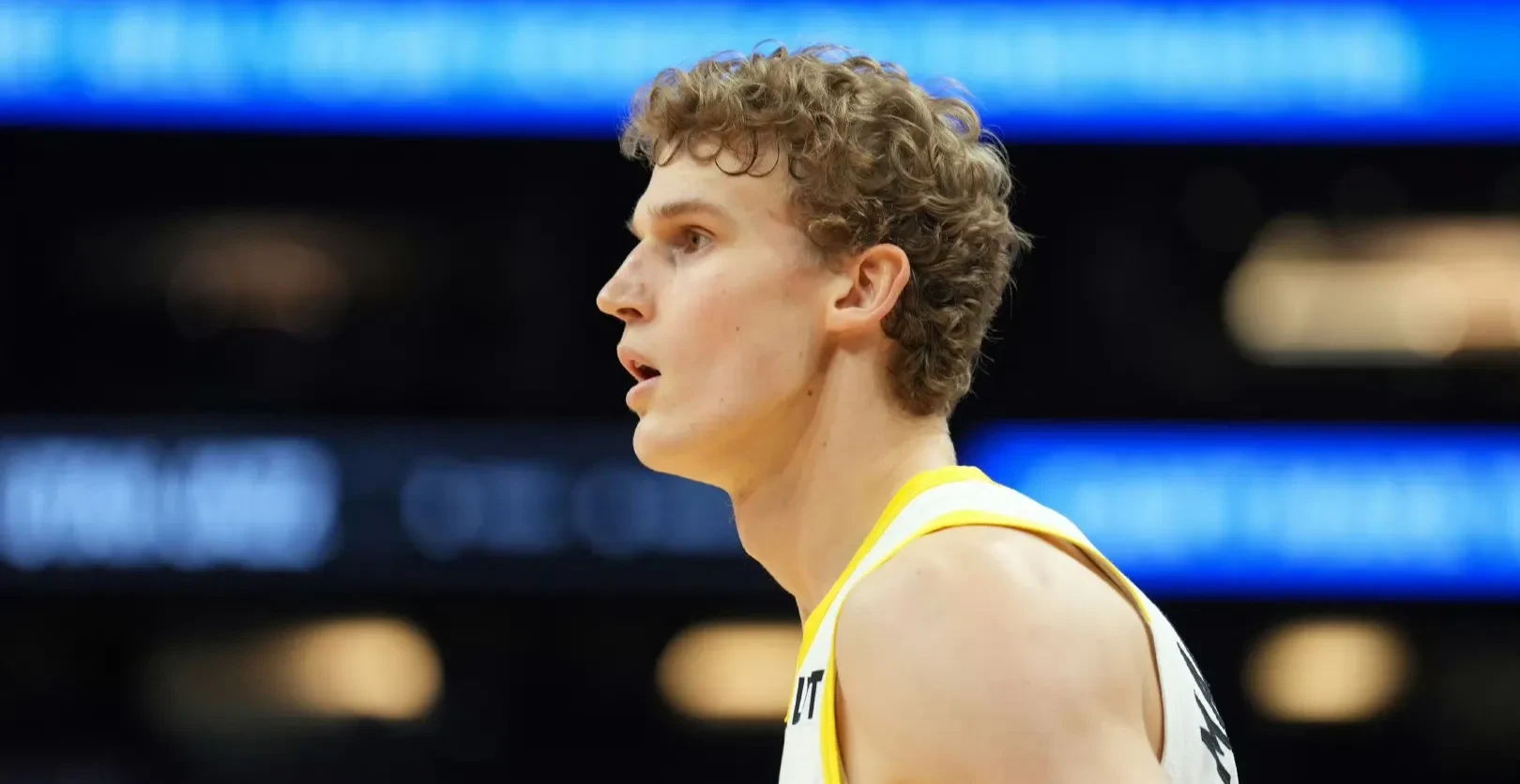 爵士内线大将发挥出色，助球队战胜强敌