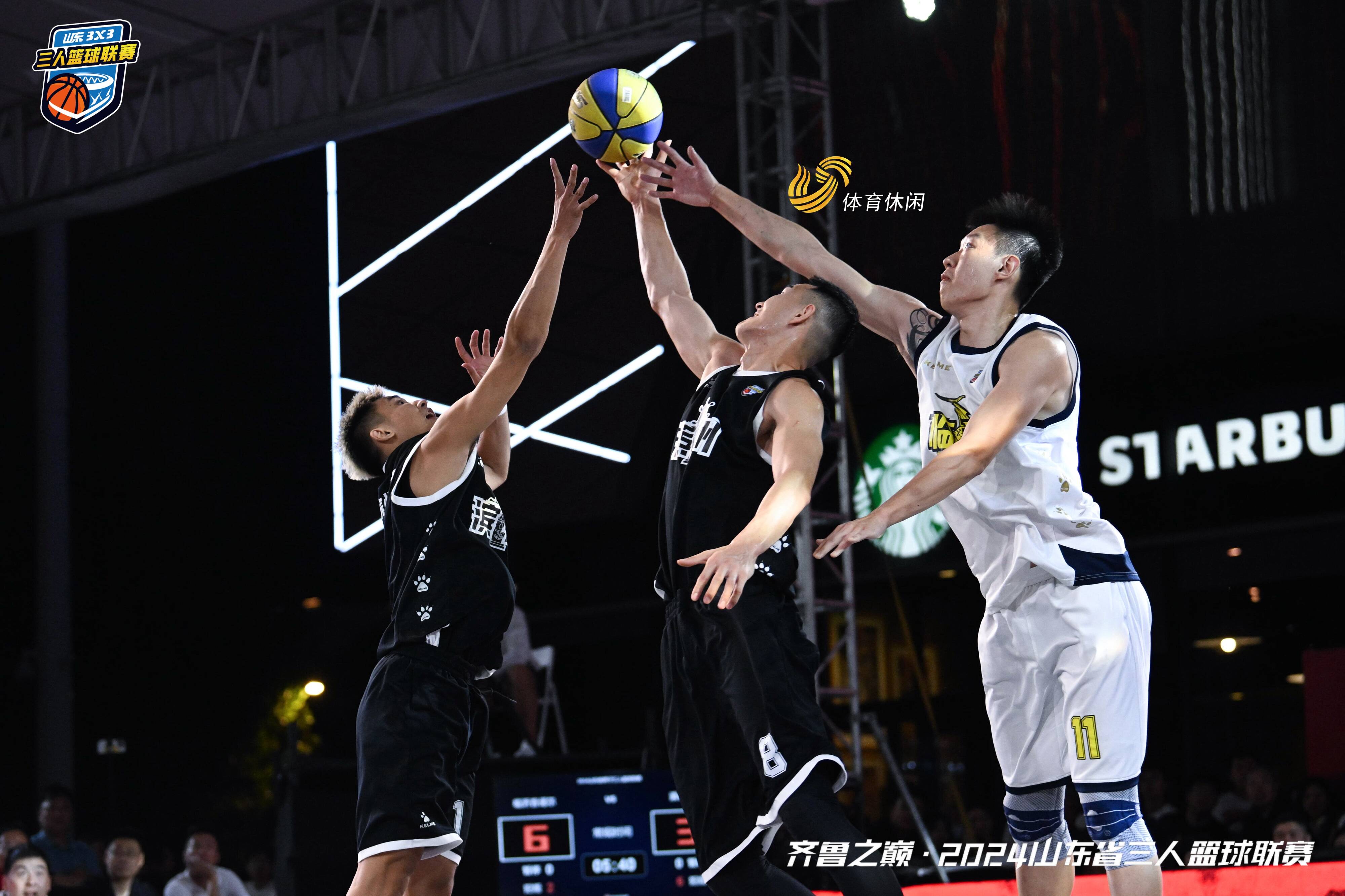 星空体育平台-篮球赛场上的精彩瞬间令人难忘，引发球迷追捧