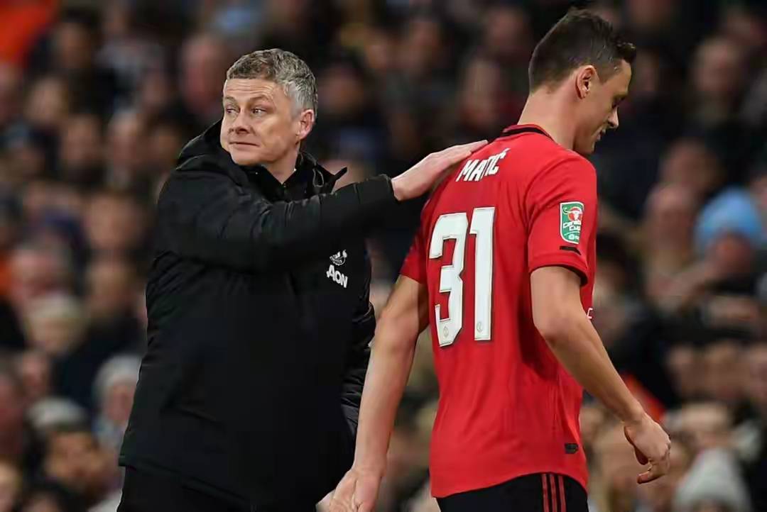 星空体育活动-曼联遭遇惨败，主教练怒批球员表现
