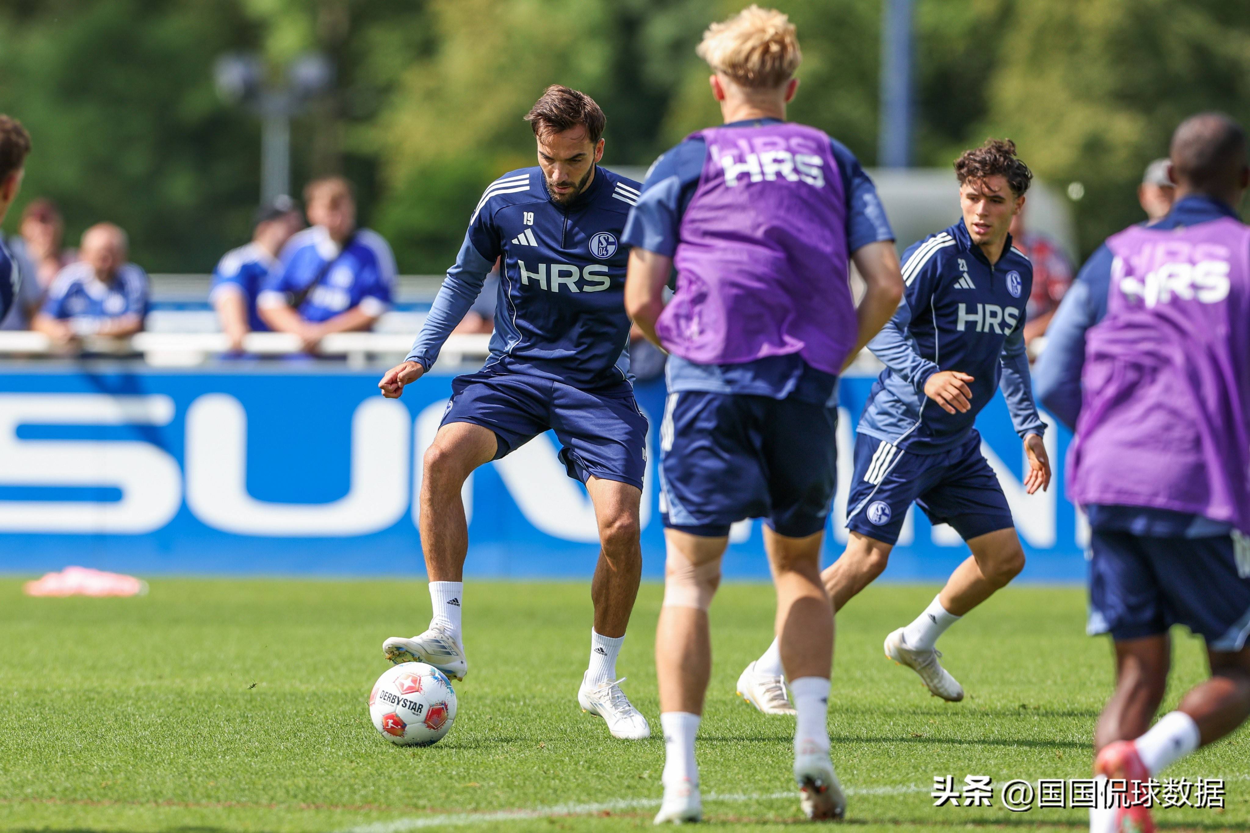 星空体育官方入口-沙尔克遭遇惨败，需要调整球队战术