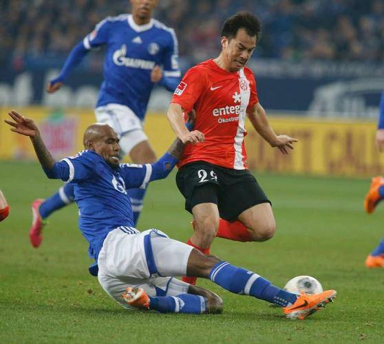 沙尔克遭遇惨败，需要调整球队战术